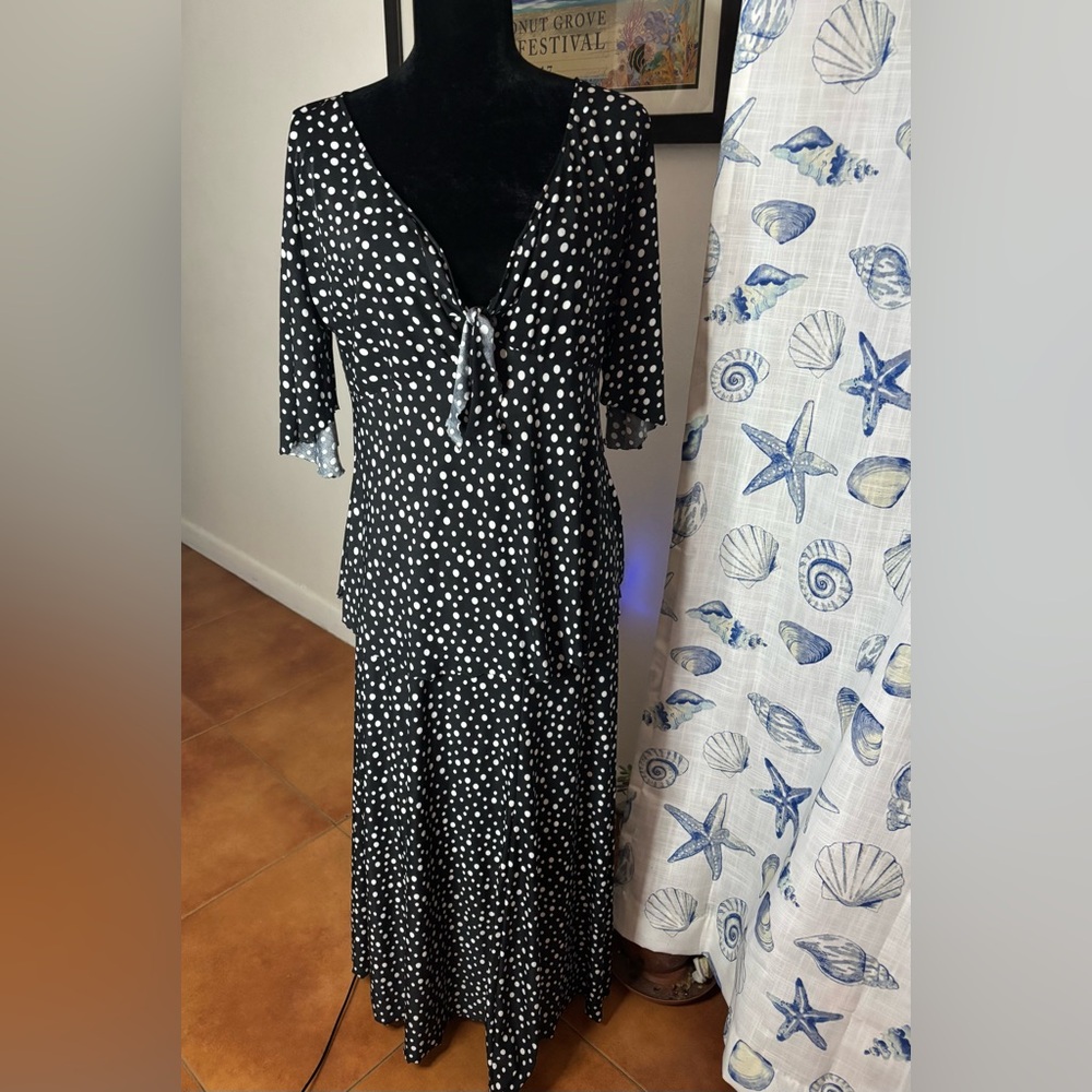 Top & skirt black & white polka dot women’s set. 3/4 sleeves. V neck. Excellent